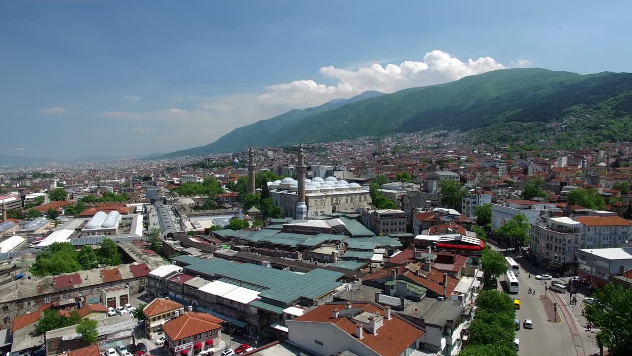 Bursa ja historiallinen moskeija kuvattuna dronekameralla.
