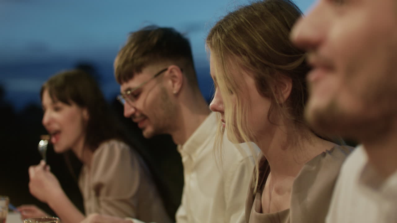 결혼식 파티에 참석한 사람들