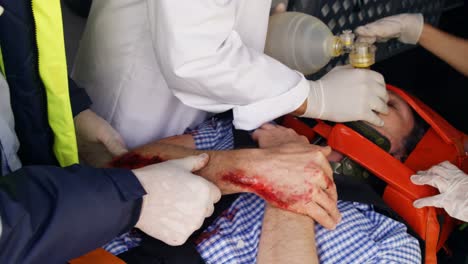 técnico médico de emergencia con una máscara de oxígeno