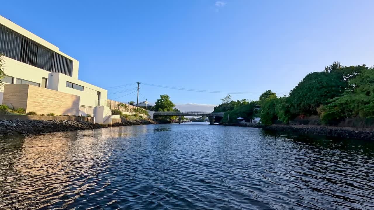 네랑 강 운하 를 따라 경치 좋은 보트 여행