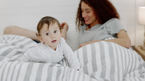 mañana, padres e hijo con sonrisa en la cama
