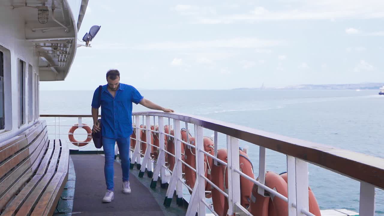 caminando por la nave en cámara lenta.