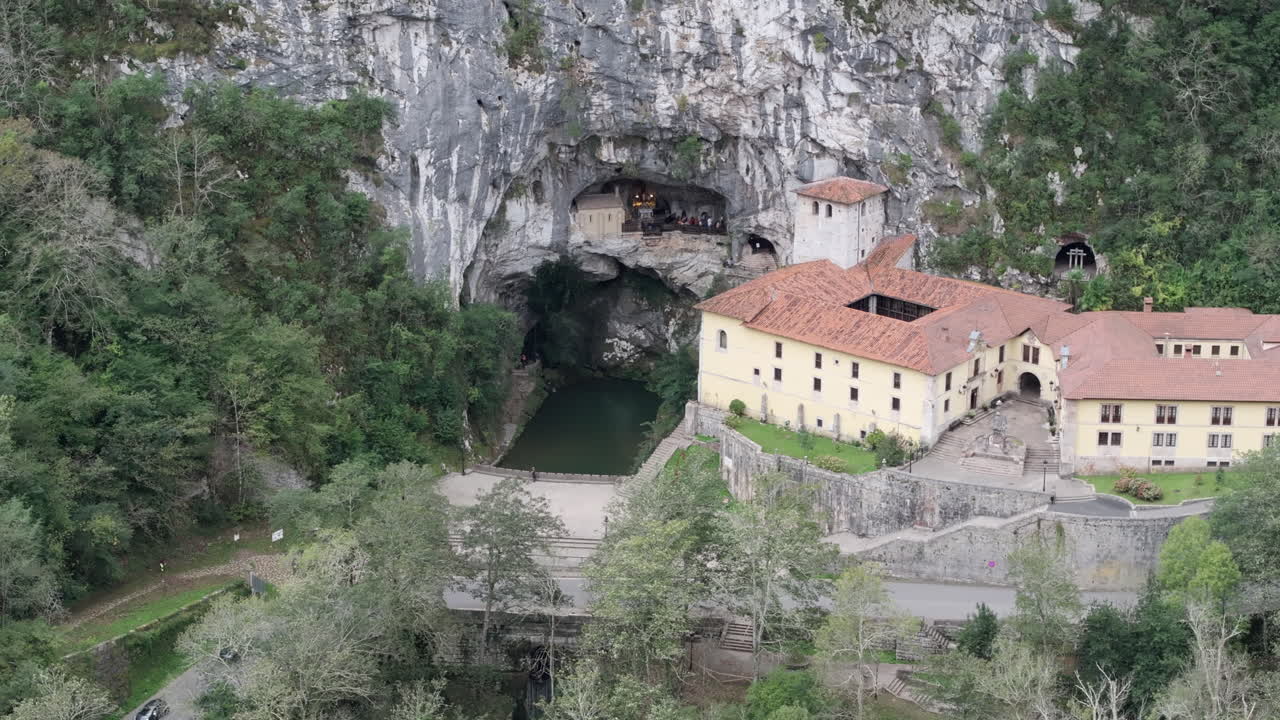 Luftdronebilde av Covadonga-grotten i de kantabriske fjellene i Nord-Spania, Europa