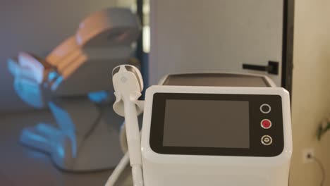 máquina moderna de depilación láser en la clínica de cosmetología