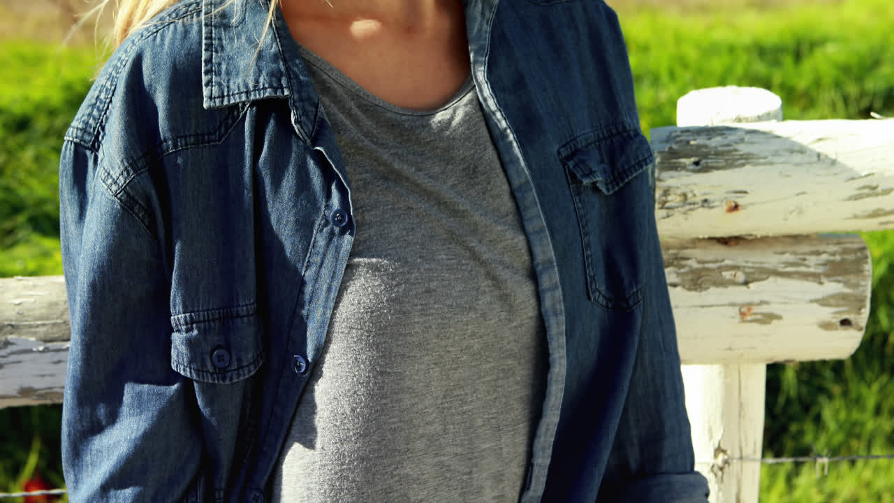 공원 4k에 서 있는 아름다운 여성의 초상화