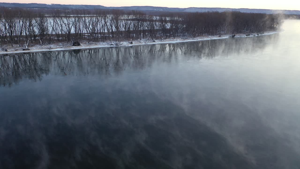 안개 가 있는 물 의 공중 사진