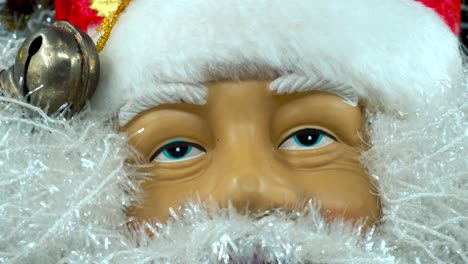 Weihnachtsmann-Spielzeug-Mit-Rotem-Hut-Und-Glöckchen,-Großer-Weißer-Bart,-Weihnachtsdekoration,-Traditionelle-Feiertagsgeschenke,-Neujahrsdekoration,-Glänzendes,-Farbenfrohes-Dekor,-Kreative-Nahaufnahme-Mit-Sanfter-Neigung-Nach-Unten,-4K-Video