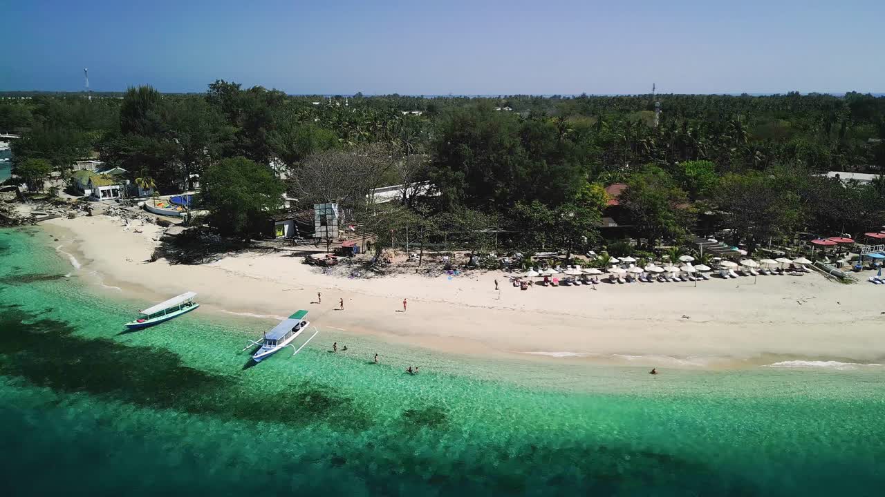 Veduta aerea di Gili Air Beach Sud, l'idilliaca isola di Gili Air in Indonesia, un vero paradiso tropicale che cattura l'essenza della serena vita isolana