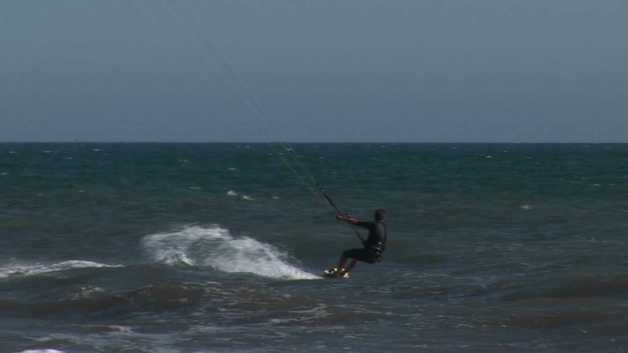 카이트서퍼가 파도에서 공기를 잡는다 1