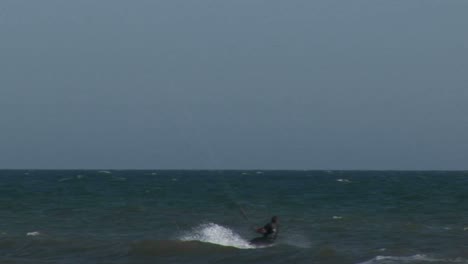 Ein-Kitesurfer-Fängt-Luft-Von-Einer-Welle-1