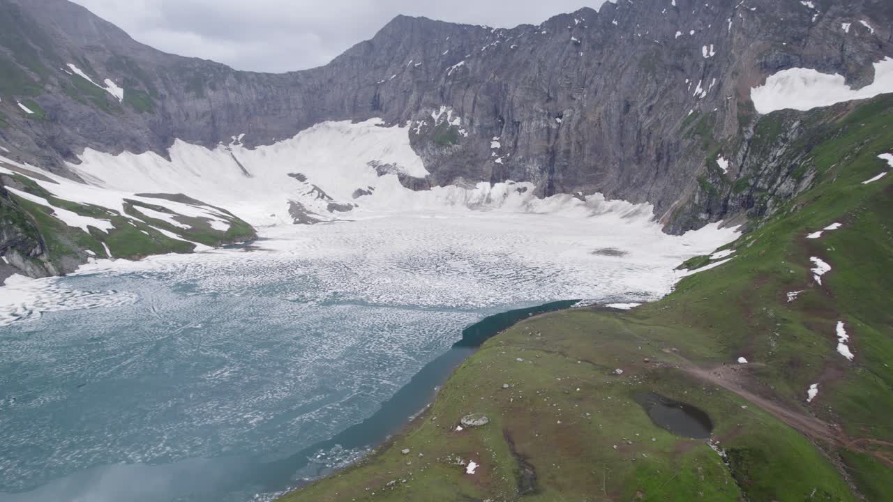 lago ratti gali con manchas de nieve y montañas rocosas circundantes, valle de neelum, azad cachemira