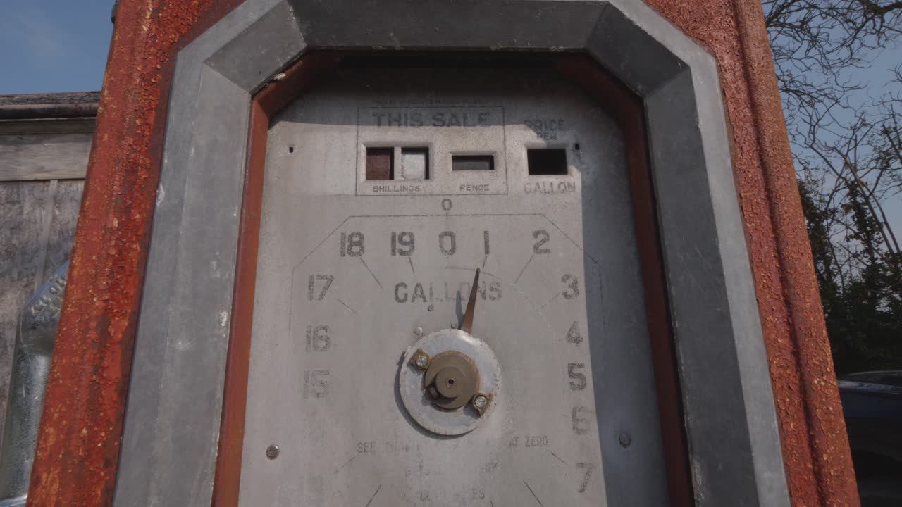 un medio, retrato de una vieja bomba de combustible oxidada en un día soleado