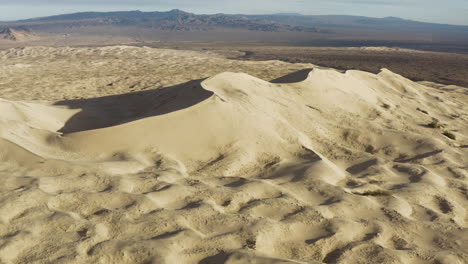 enormes dunas de kelso en la reserva nacional de mojave desde arriba, desierto de california