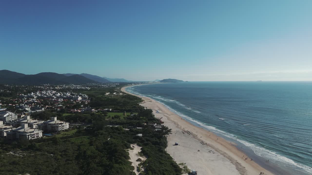 la vista panorámica captura la belleza de la playa de campeche en la costa sur de la isla de florianópolis, brasil, en un hermoso día soleado.