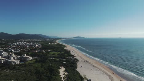 La-Vista-Panorámica-Captura-La-Belleza-De-La-Playa-De-Campeche-En-La-Costa-Sur-De-La-Isla-De-Florianópolis,-Brasil,-En-Un-Hermoso-Día-Soleado.