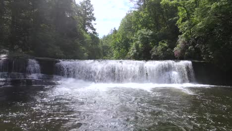 Ausgezeichnete-Drohnenaufnahmen-Eines-Kleinen-Wasserfalls,-Umgeben-Von-Grün-In-North-Carolina