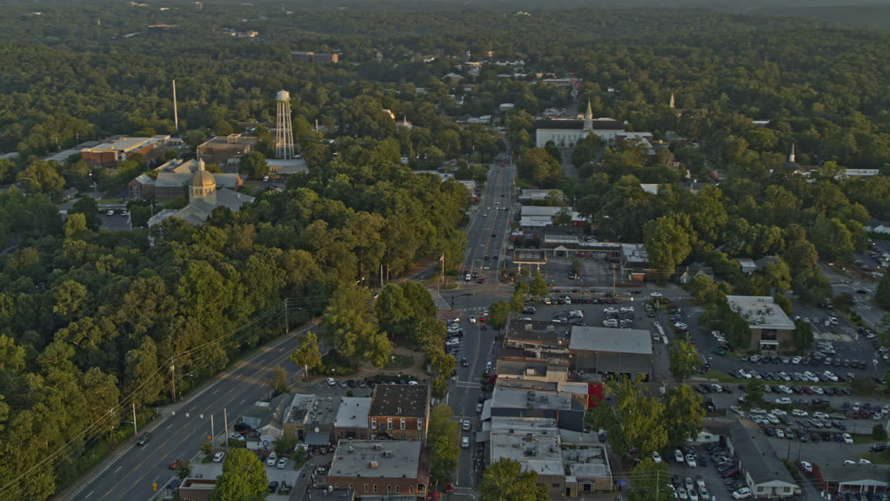 toma aérea v2 de roswell georgia de un barrio industrial de poca altura y un bosque durante la puesta de sol - dji inspire 2, x7, 6k - agosto de 2020