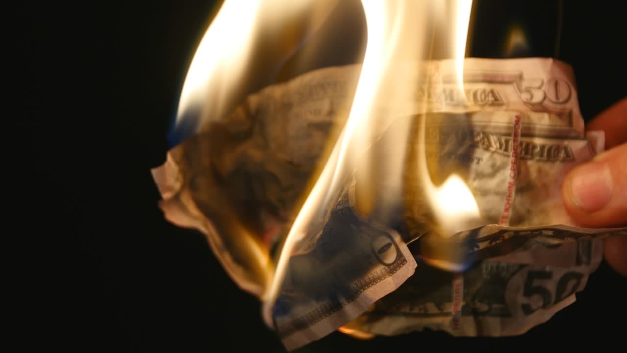 검은 바탕 위에서 불타는 달러