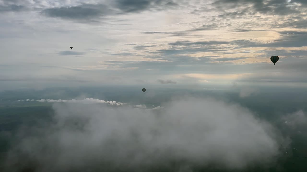 탄자니아의 세렌게티 국립공원에서 구름 위를 날아다니는 열기 풍선.