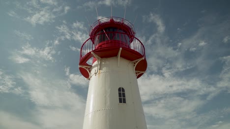 Deutschlands-Nördlichster-Leuchtturm-Auf-Sylt-In-Liste-Mit-Schönen-Wolken-Und-Sonnenschein