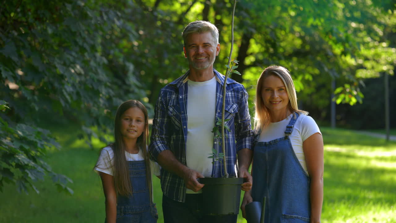나무 를 심는 행복 한 가족