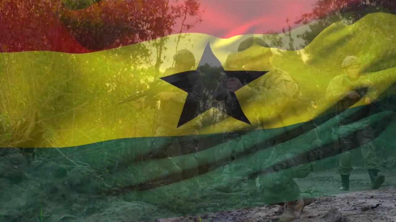 animación de la bandera de ghana sobre varios soldados que sostienen armas