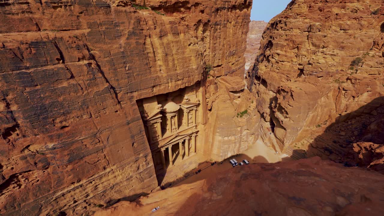 el tesoro de petra, sitio histórico del patrimonio de la unesco tallado en piedra arenisca en jordania visto desde un punto de vista escénico por encima y por los lados.