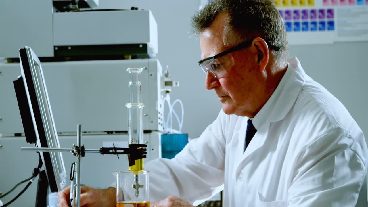 científico masculino experimentando en el laboratorio 4k