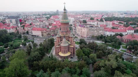 Schneller-Vorbeiflug-An-Der-Orthodoxen-Kathedrale