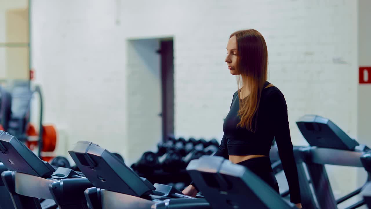 체육관에서 아름다운 소녀, 카메라의 원형 움직임, 초상화