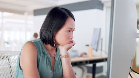 Computadora,-Aburrida-Y-Mujer-De-Negocios-En-La-Oficina