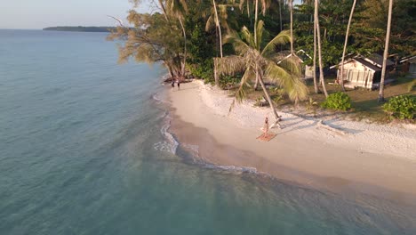 ejercicio gimnástico temprano en la mañana en la playa