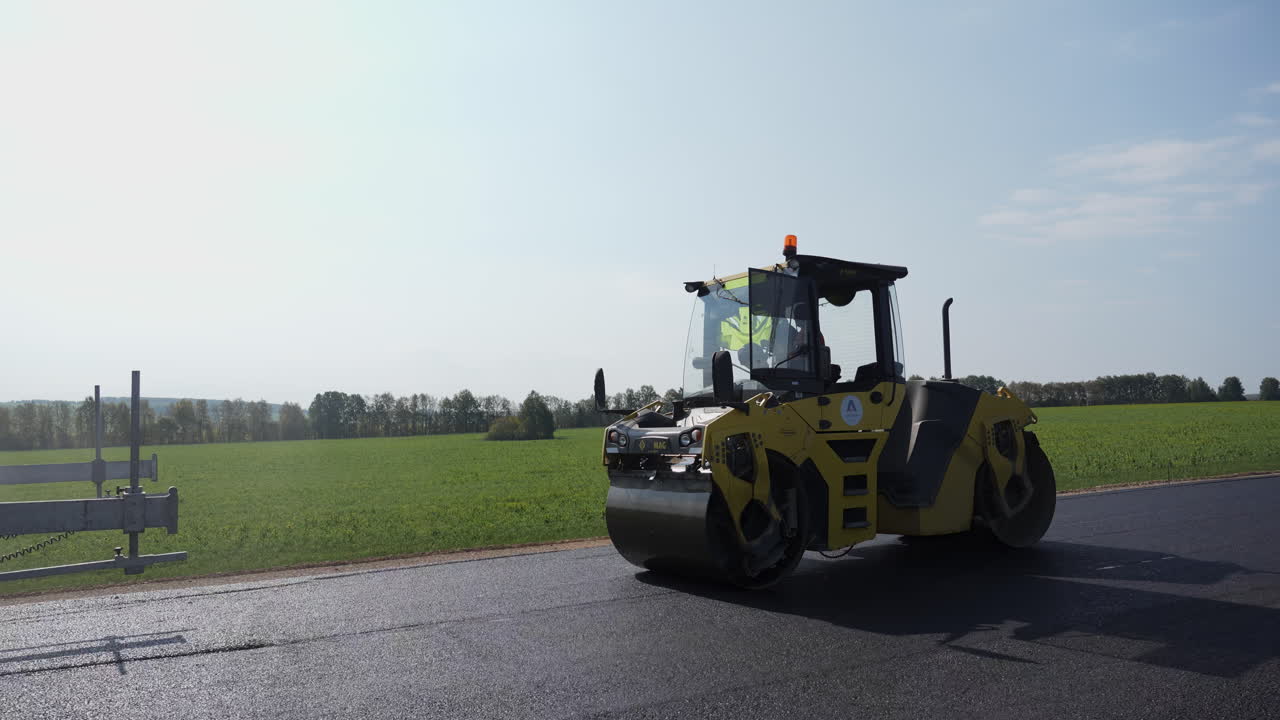 아스팔트 포장 위에서 작업하는 롤러 도로