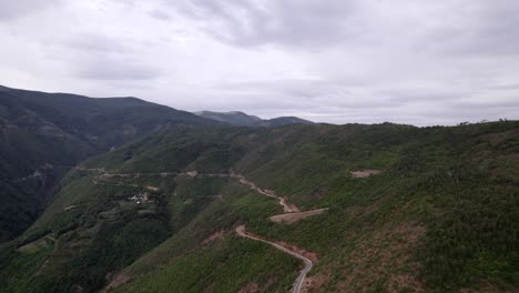 Video-De-Dron-Frontal-De-La-&quot;hora-Dorada&quot;-Que-Se-Mueve-Sobre-Las-Montañas-De-Sh22-En-Albania,-Sobre-La-Carretera-En-La-Cima-De-La-Colina