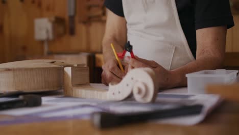 luthier femenina en el trabajo en su taller