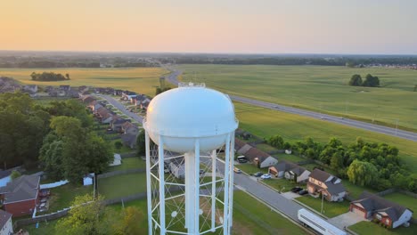 toma aérea de la torre de agua en clarksville que revela un hermoso amanecer al final