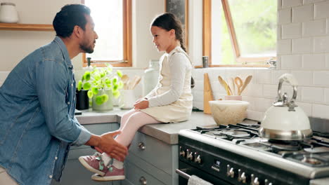 Padre,-Ayuda-Y-Niña-Con-Corbata-De-Zapatos