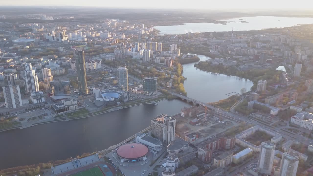 воздушный вид города с рекой и современной архитектурой