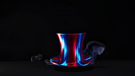 sombrero rojo y azul con humo