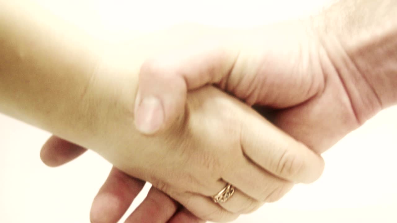 두 손이 악수를 하고 있습니다.