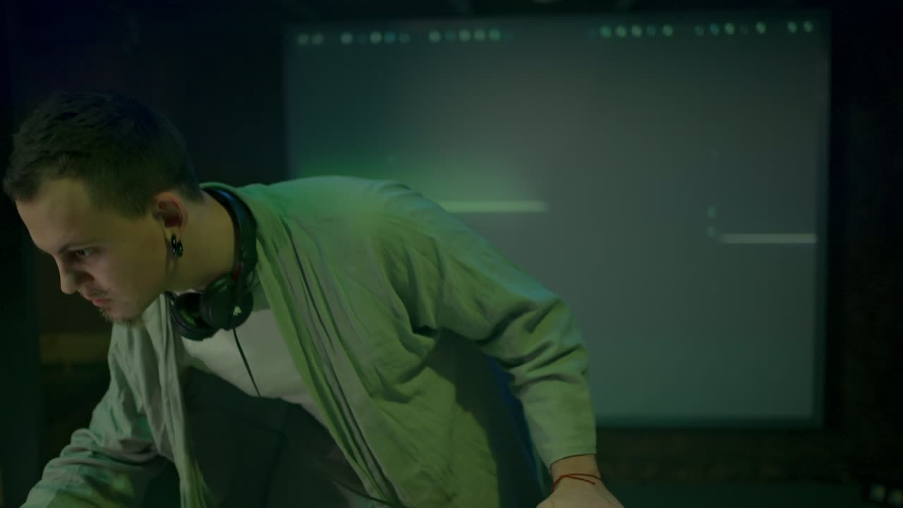 자신감 있는 dj는 나이트클럽의 파티에서 새로운 음악 스를 연주합니다.