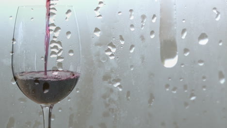 animación de gotas de lluvia sobre vino tinto que se vierte en vaso sobre un fondo gris