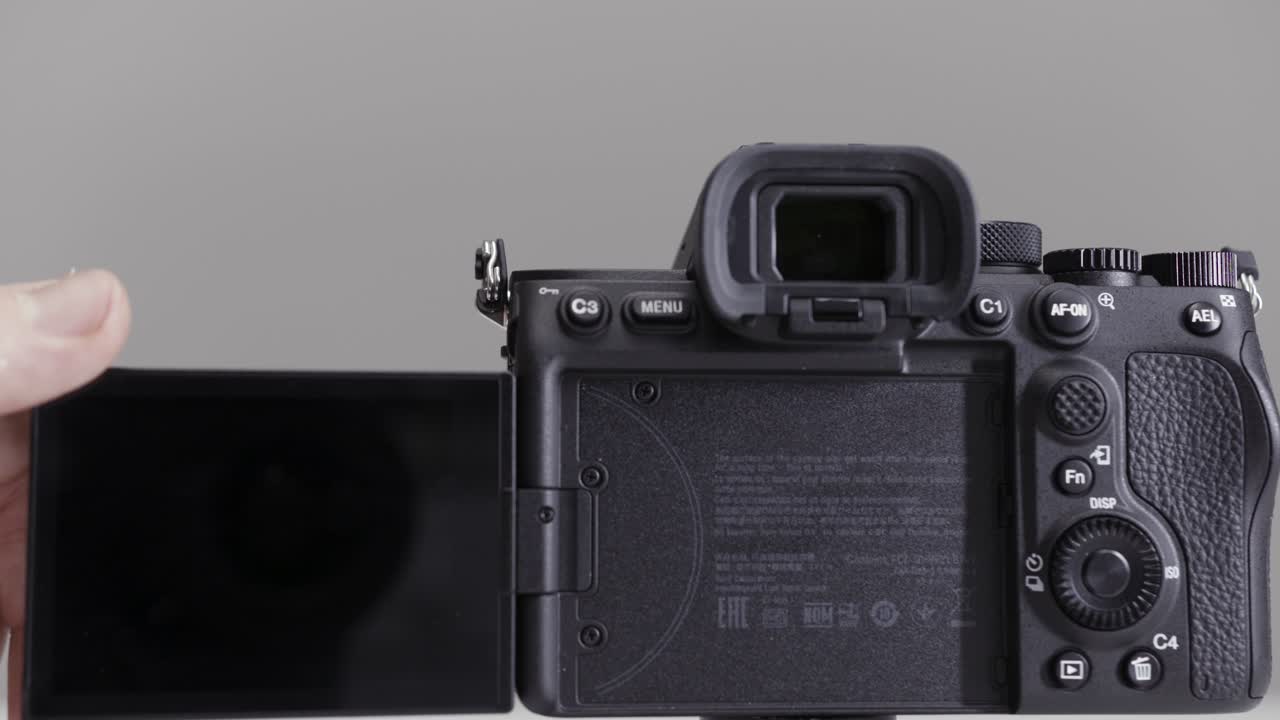 рука, держащая и регулирующая камеру