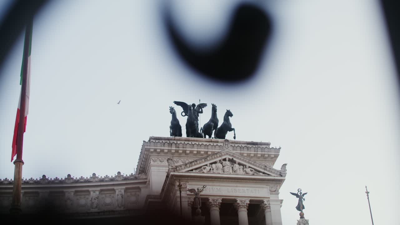 monumento a víctor emanuel ii en la ciudad de roma, italia.