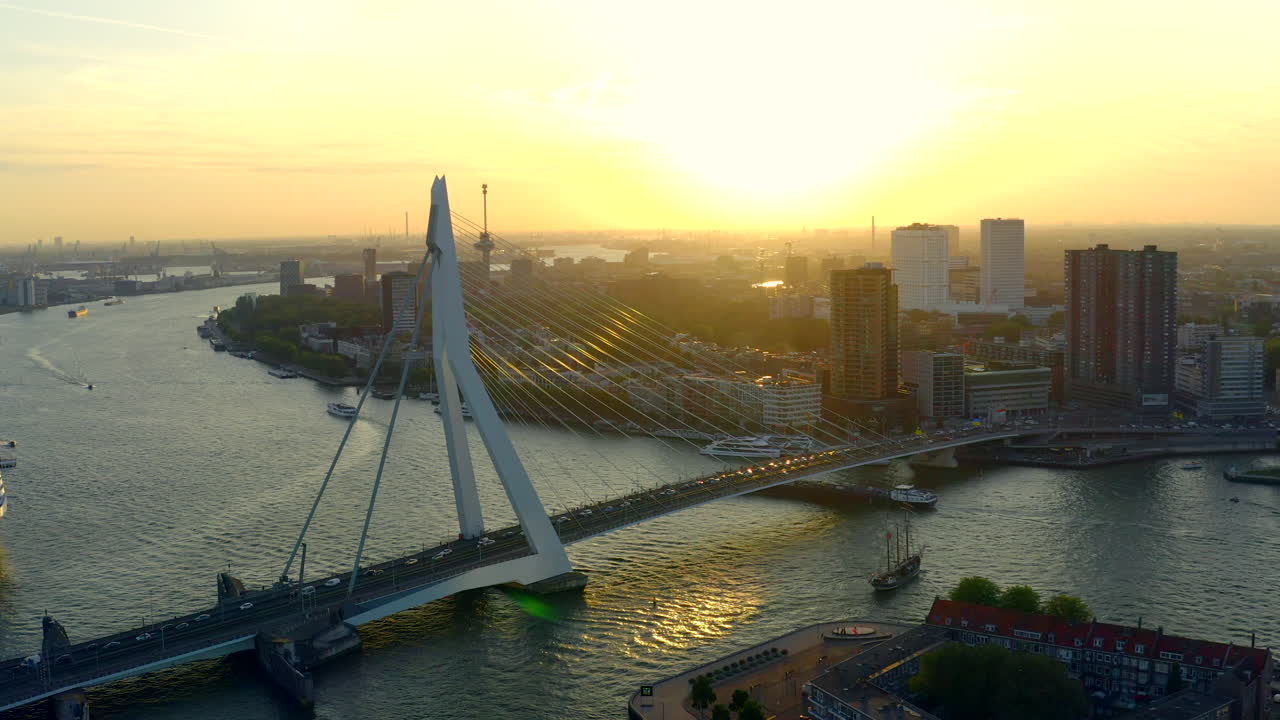 Toma en Paralaje del Corazón de Róterdam - Puente Erasmusbrug y Centro de la Ciudad al Fondo