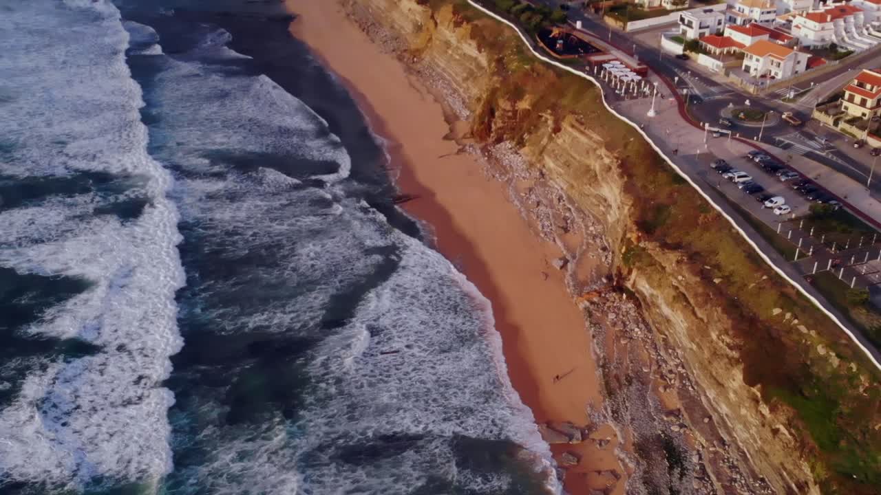 drone filmado inclinando y filmando la playa en ericeira, portugal