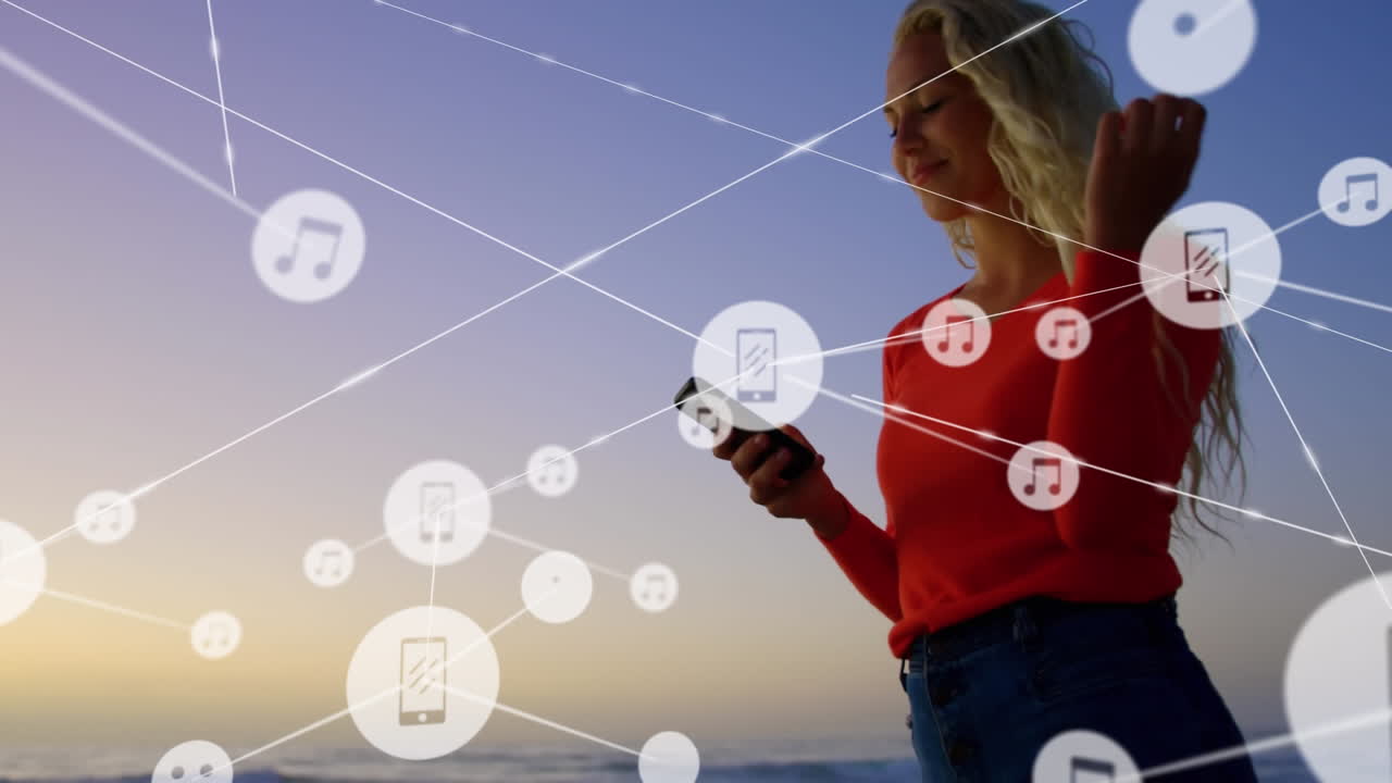 animación de la red de conexiones sobre la mujer usando el teléfono en la playa