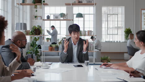 아시아 사업가 임원 회의 기업 지도자들이 주주들과 개발 아이디어를 논의하고 사무실 이사회에서 브레인스토밍