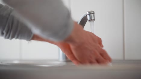 Mann-Wäscht-Seine-Hände-Unter-Einem-Küchenhahn