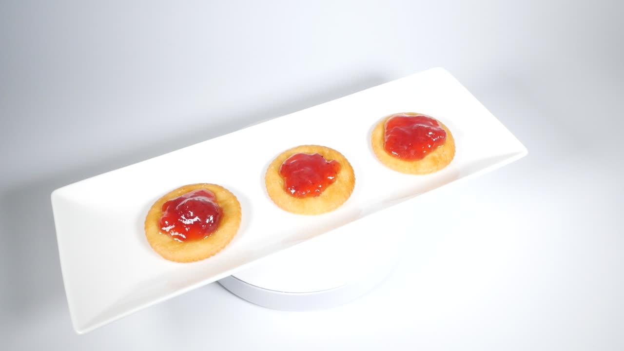 Round crackers with strawberry jam